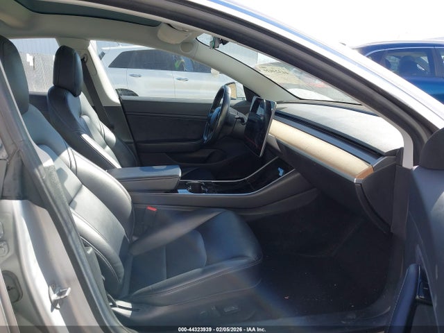 Продажа на аукционе авто 2018 Tesla Model 3 Long Range/mid Range, vin: 5YJ3E1EA4JF017909, номер лота: 44323939