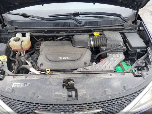 2017 Chrysler Pacifica Touring-l Plus მანქანა იყიდება აუქციონზე, vin: 2C4RC1EG0HR570608, აუქციონის ნომერი: 44324111
