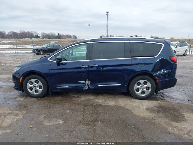 2017 Chrysler Pacifica Touring-l Plus მანქანა იყიდება აუქციონზე, vin: 2C4RC1EG0HR570608, აუქციონის ნომერი: 44324111