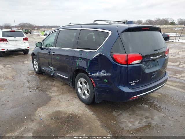 2017 Chrysler Pacifica Touring-l Plus მანქანა იყიდება აუქციონზე, vin: 2C4RC1EG0HR570608, აუქციონის ნომერი: 44324111