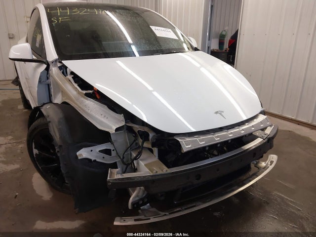 2023 Tesla Model Y Awd/long Range Dual Motor All-wheel Drive მანქანა იყიდება აუქციონზე, vin: 7SAYGDEE2PF749388, აუქციონის ნომერი: 44324164
