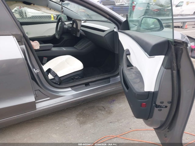 2025 TESLA MODEL 3 5YJ3E1EA8SF028798 Photo 4