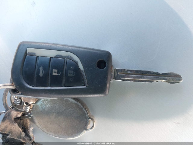 4T1BF1FK0EU381575 Toyota CAMRY SE