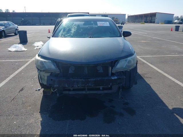 4T1BF1FK0EU381575 Toyota CAMRY SE