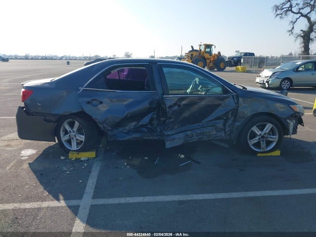 4T1BF1FK0EU381575 Toyota CAMRY SE