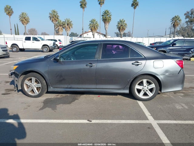 4T1BF1FK0EU381575 Toyota CAMRY SE