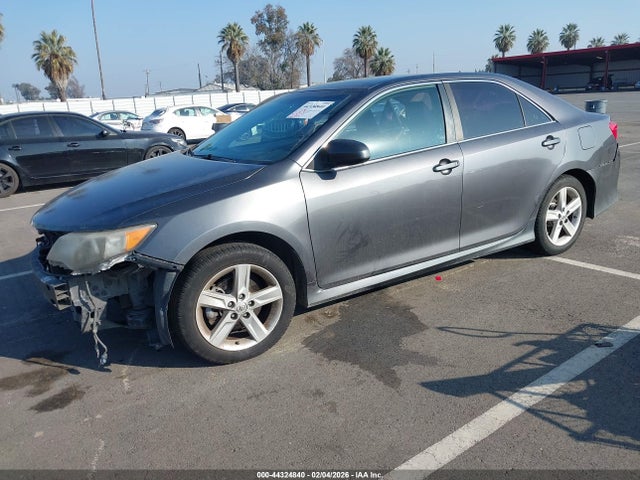 4T1BF1FK0EU381575 Toyota CAMRY SE