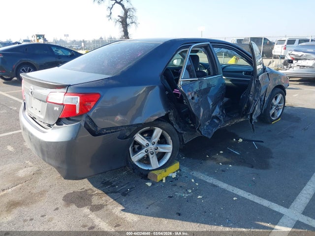 4T1BF1FK0EU381575 Toyota CAMRY SE