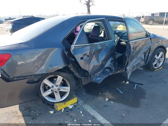 4T1BF1FK0EU381575 Toyota CAMRY SE