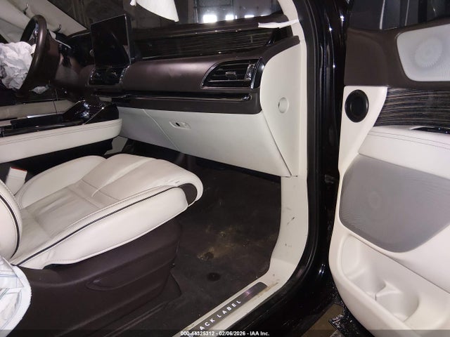 5LMJJ3TG8PEL09877 Lincoln Navigator Black Label L