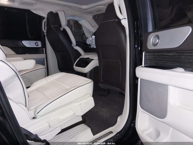 5LMJJ3TG8PEL09877 Lincoln Navigator Black Label L