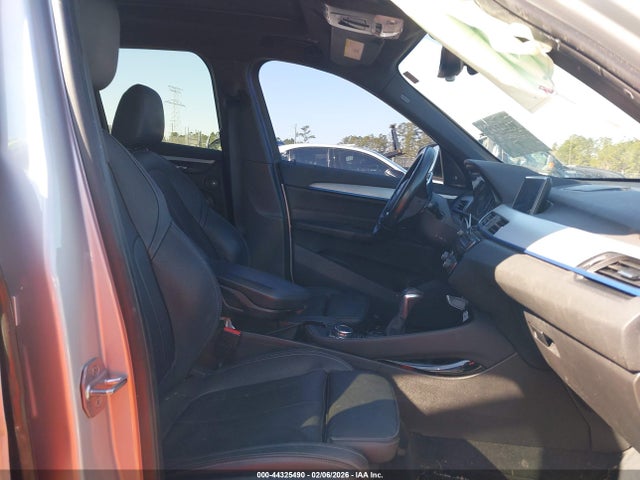 2016 BMW X1 WBXHT3C38G5E51570 Photo 4