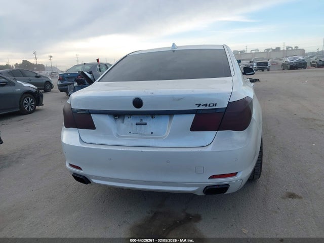 2011 Bmw 740i მანქანა იყიდება აუქციონზე, vin: WBAKA4C51BC612677, აუქციონის ნომერი: 44326261