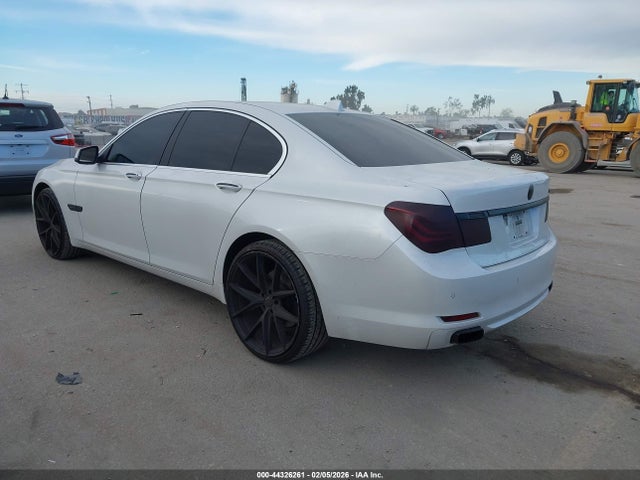 2011 BMW 740I WBAKA4C51BC612677 Photo 2