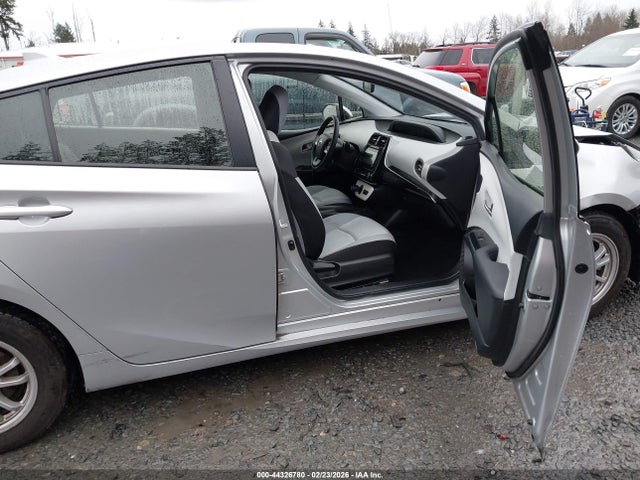 Toyota Prius Two 2016 JTDKBRFUXG3018550 Image 5