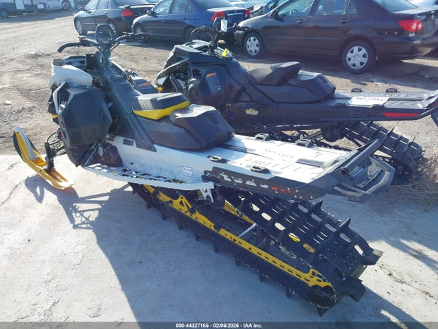 Ski-Doo Summit 850 2023 YH2SCHPC0PR000454 Image 3