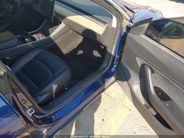 44327372 :رقم المزاد ، 5YJ3E1EA3JF005492 vin ، 2018 Tesla Model 3 Long Range/mid Range مزاد بيع
