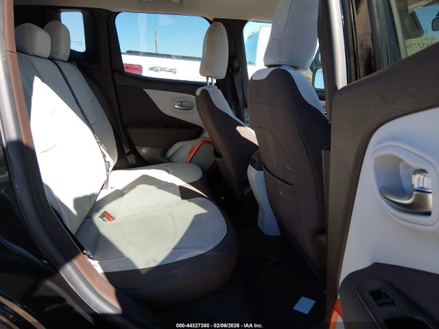 ZACCJABT2FPB33806 Jeep Renegade Latitude
