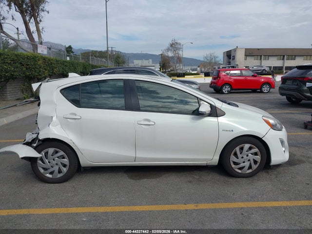 JTDKDTB31F1581873 Toyota Prius C Two