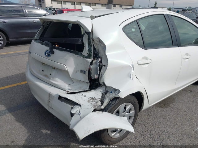 JTDKDTB31F1581873 Toyota Prius C Two