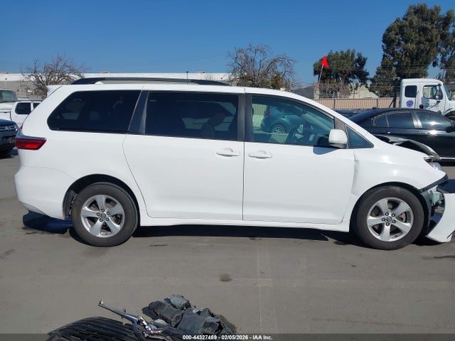 Toyota Sienna Le 8 Passenger 2018 5TDKZ3DC7JS938239 Image 14