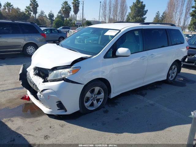 Toyota Sienna Le 8 Passenger 2018 5TDKZ3DC7JS938239 Image 2