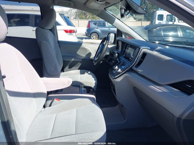 Toyota Sienna Le 8 Passenger 2018 5TDKZ3DC7JS938239 Image 5