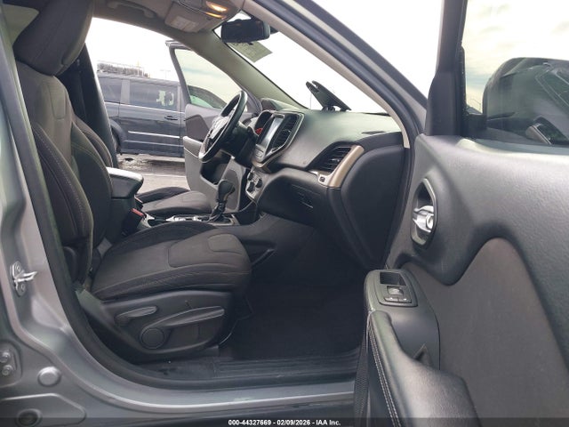 1C4PJLCB5GW168038 Jeep Cherokee Latitude