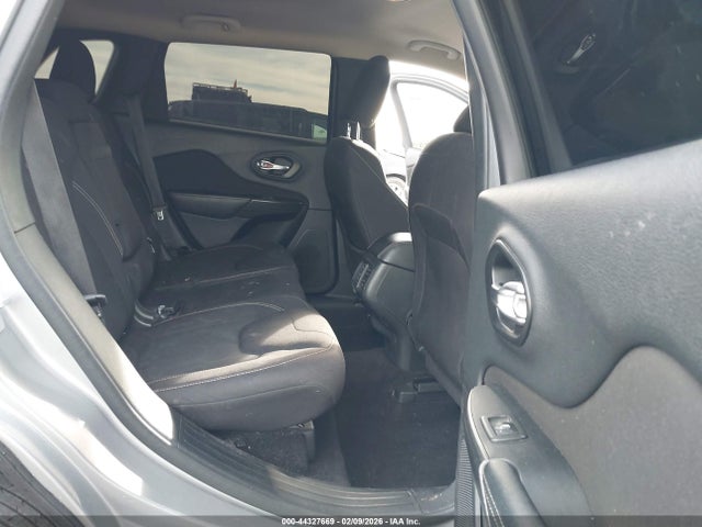 1C4PJLCB5GW168038 Jeep Cherokee Latitude