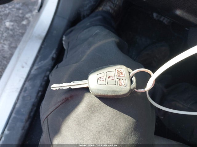 2T1BURHE8HC823651 Toyota COROLLA LE