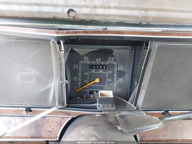 1986 Lincoln Town Car მანქანა იყიდება აუქციონზე, vin: 1LNBP96F6GY689151, აუქციონის ნომერი: 44328485
