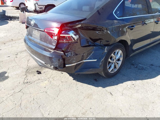 44328548 :رقم المزاد ، 1VWAT7A33HC052856 vin ، 2017 Volkswagen Passat 1.8t S مزاد بيع