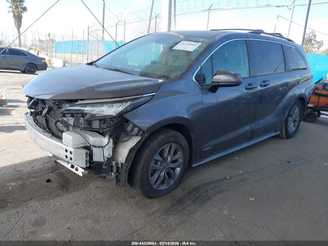 Toyota SIENNA LE 2021 5TDBRKEC0MS073840 Image 2