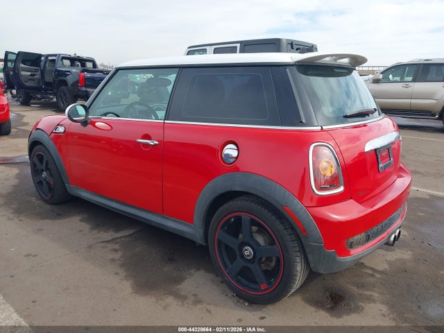 2008 MINI COOPER S WMWMF735X8TV37918 Photo 2