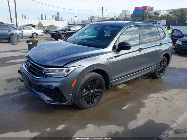 3VVCB7AX1NM132881 Volkswagen Tiguan 2.0t Se R-line Black