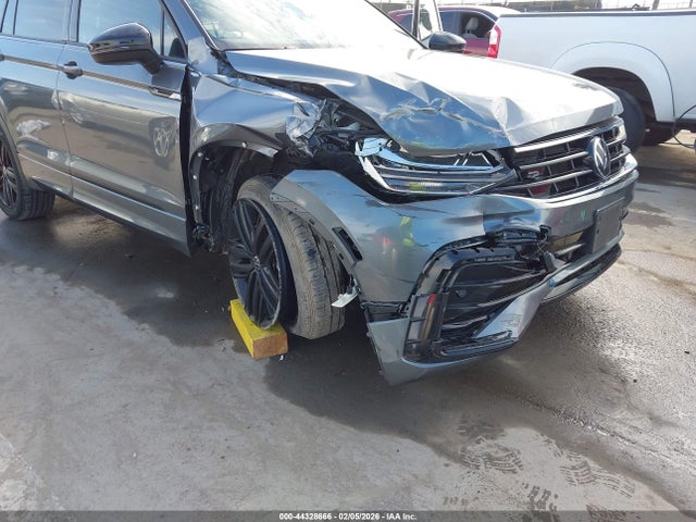 3VVCB7AX1NM132881 Volkswagen Tiguan 2.0t Se R-line Black