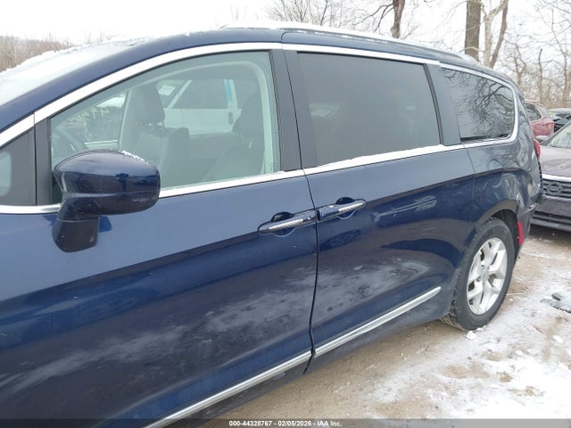 2017 Chrysler Pacifica Touring-l Plus მანქანა იყიდება აუქციონზე, vin: 2C4RC1EG1HR811351, აუქციონის ნომერი: 44328767