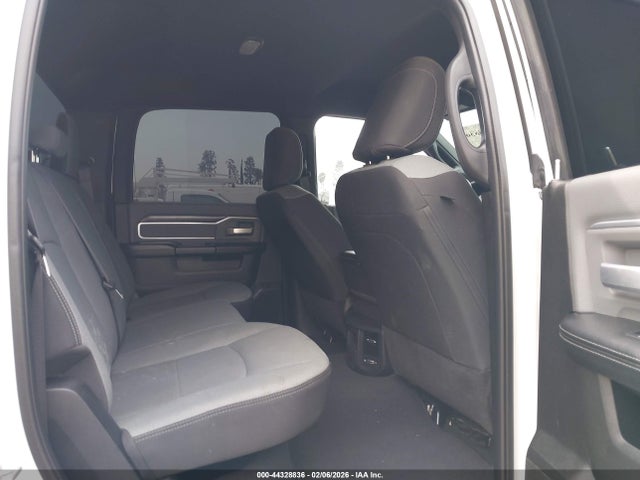 3C6UR5DL5NG297043 RAM 2500 Big Horn 4x4 6&#039;4 Box