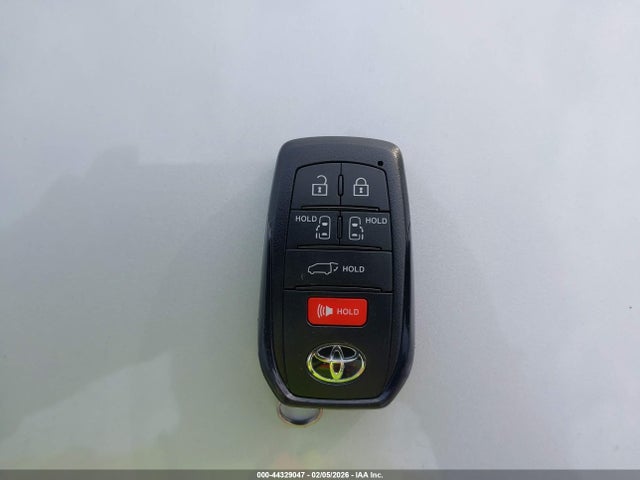 Toyota SIENNA XLE 2026 5TDYSKFC5TS228314 Image 11