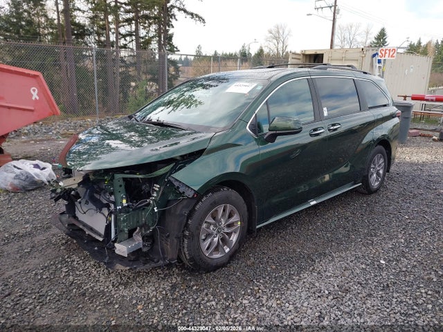 Toyota SIENNA XLE 2026 5TDYSKFC5TS228314 Image 2