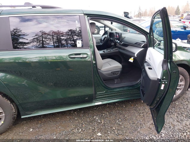 Toyota SIENNA XLE 2026 5TDYSKFC5TS228314 Image 5