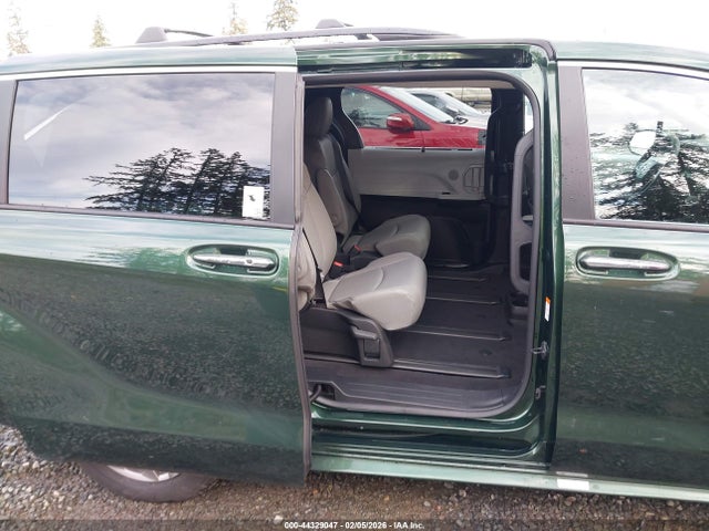 Toyota SIENNA XLE 2026 5TDYSKFC5TS228314 Image 8