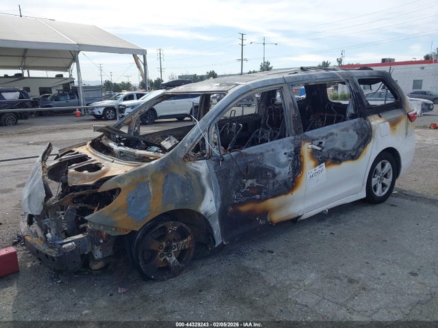 5TDKZ3DCXKS973584 Toyota Sienna Le 8 Passenger