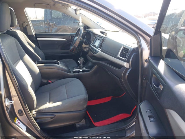 5TDZARFH1KS054557 Toyota Highlander Le