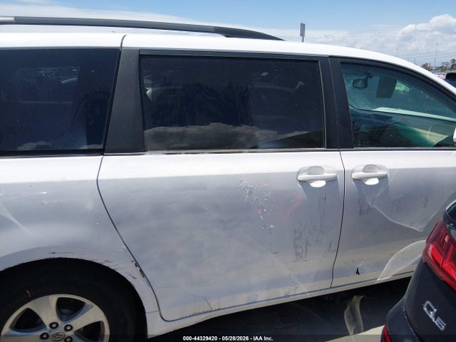 2014 Toyota Sienna Le V6 8 Passenger მანქანა იყიდება აუქციონზე, vin: 5TDKK3DC1ES498707, აუქციონის ნომერი: 44329420