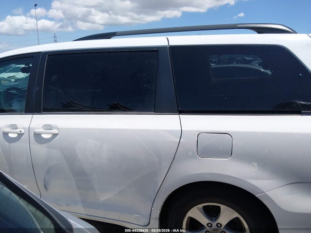2014 Toyota Sienna Le V6 8 Passenger მანქანა იყიდება აუქციონზე, vin: 5TDKK3DC1ES498707, აუქციონის ნომერი: 44329420