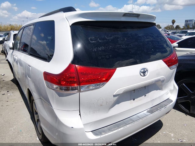 2014 Toyota Sienna Le V6 8 Passenger მანქანა იყიდება აუქციონზე, vin: 5TDKK3DC1ES498707, აუქციონის ნომერი: 44329420