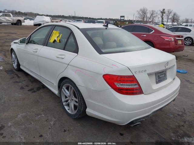 2012 MERCEDES-BENZ C 300 WDDGF8BB9CR195693 Photo 2