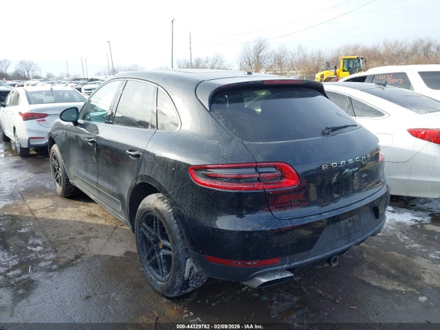 2017 PORSCHE MACAN WP1AA2A57HLB02380 Photo 2
