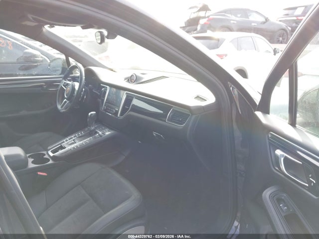 2017 PORSCHE MACAN WP1AA2A57HLB02380 Photo 4